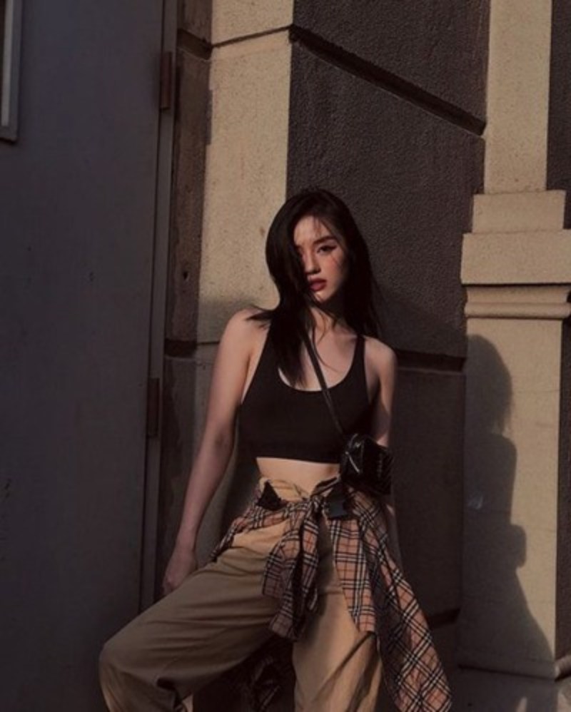 Ảnh gái xinh ngầu mặc croptop đen Ảnh gái xinh ngầu mặc croptop đen