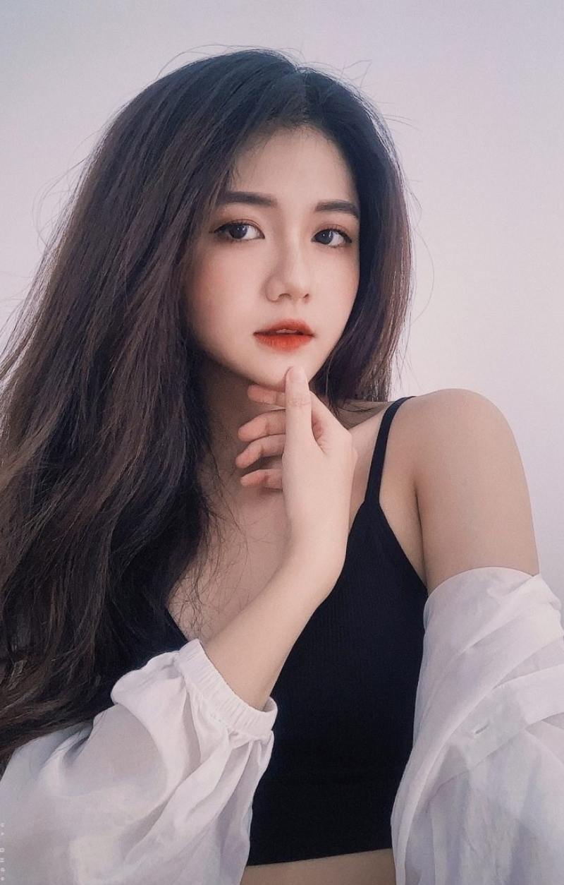 Ảnh gái xinh ngầu mặc hở tay chạm cằm Ảnh gái xinh ngầu mặc hở tay chạm cằm