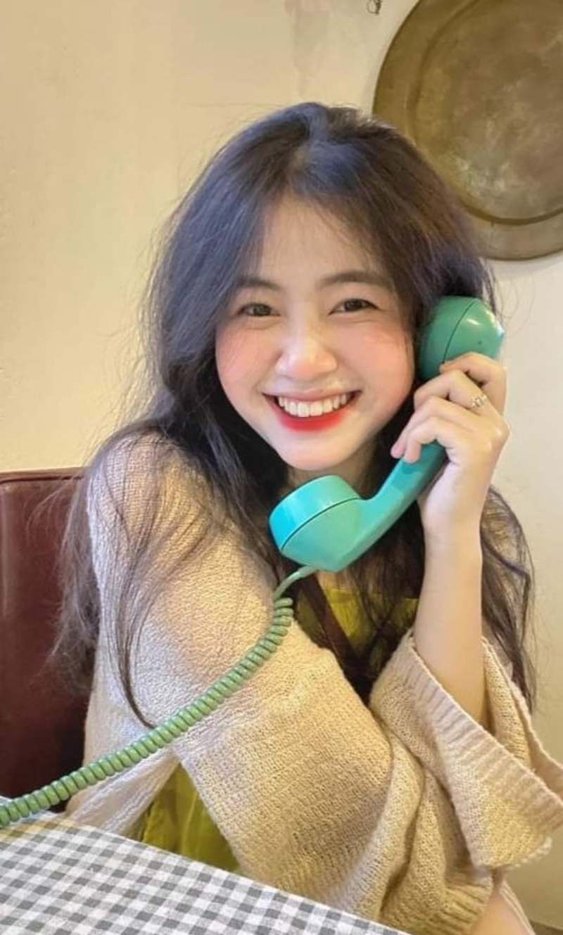 Ảnh gái xinh Trung Quốc nghe điện thoại bàn