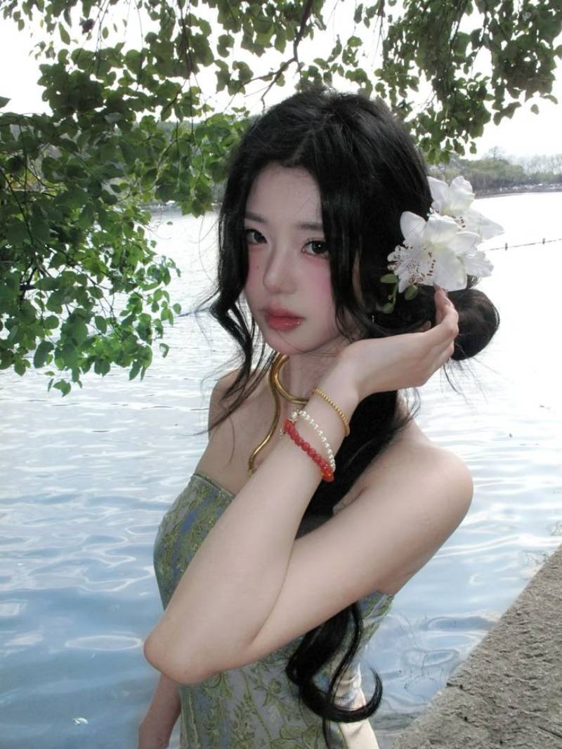 Ảnh gái xinh Trung Quốc cài hoa lên tóc ở bờ sông