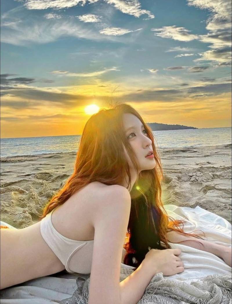 Ảnh gái xinh Trung Quốc mặc bikini nằm trên bãi cát biển chiều tà