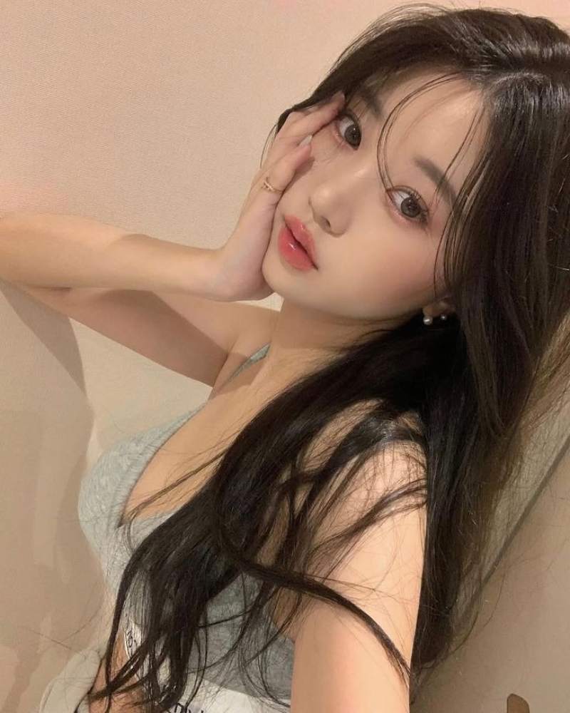 Ảnh gái xinh Trung Quốc mặc croptop màu xám đáng yêu