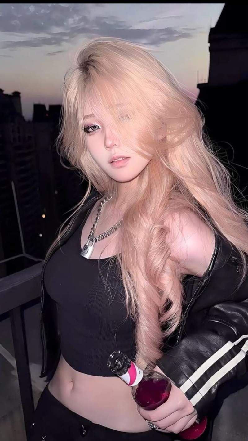 Ảnh gái xinh Trung Quốc mặc croptop đen cầm chai rượu