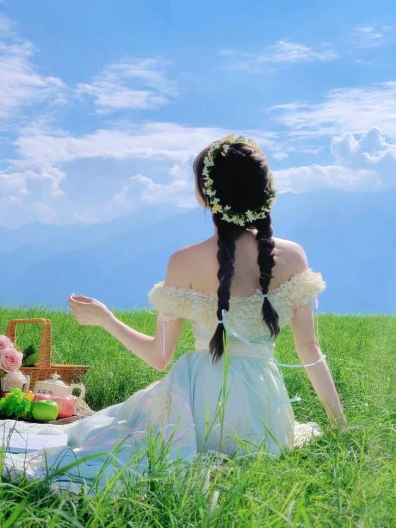 Ảnh gái xinh Trung Quốc mặc đầm trễ vai ngồi trên bãi cỏ xanh