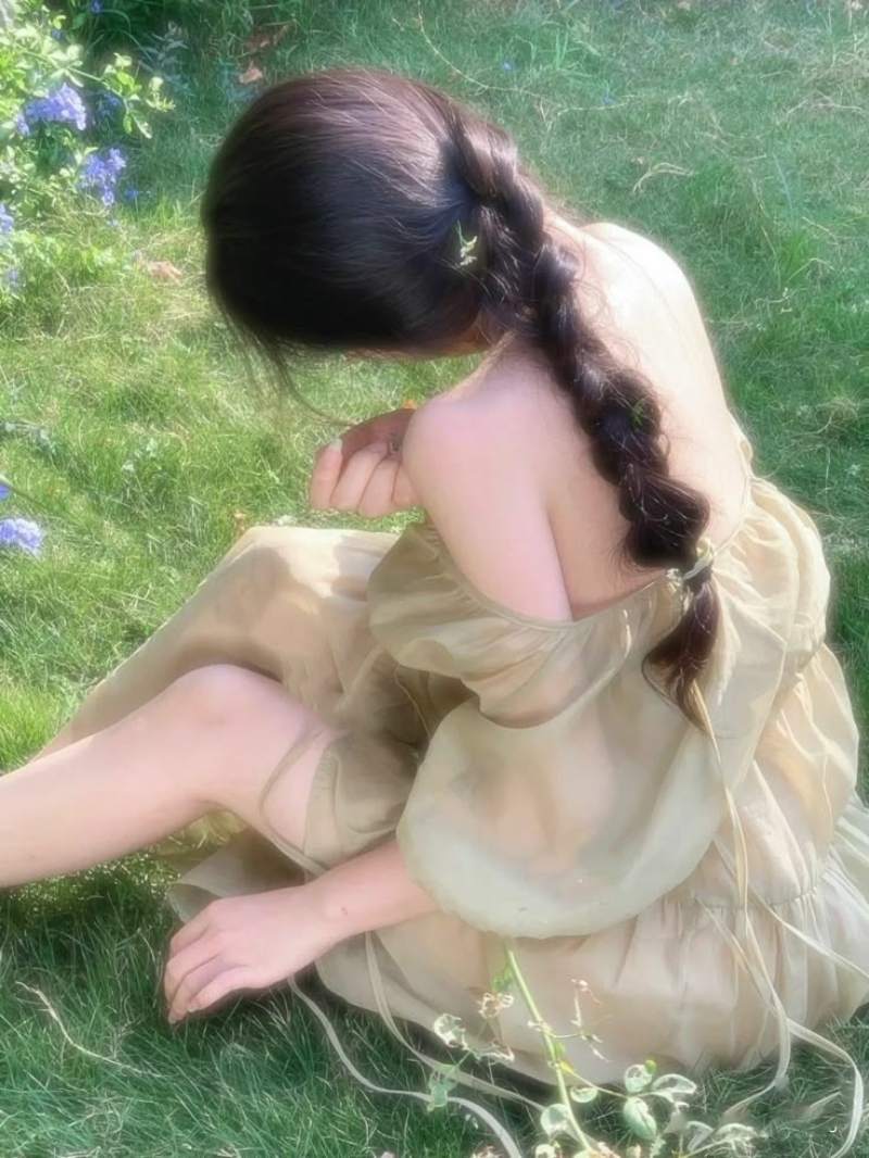 Ảnh gái xinh Trung Quốc mặc đầm trễ vai ngồi trên bãi cỏ xanh khoe lưng