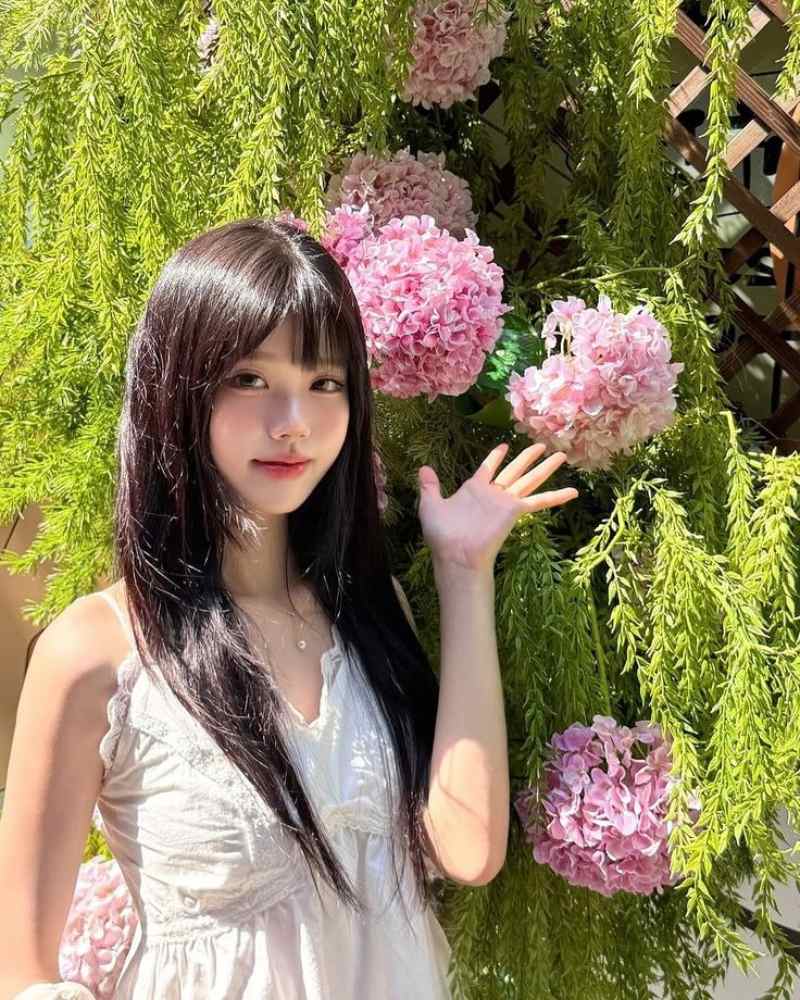 Ảnh gái xinh Trung Quốc đứng bên hoa cẩm tú cầu