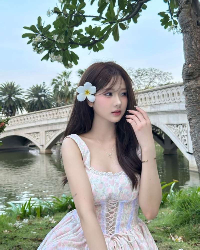 Ảnh gái xinh Trung Quốc ngồi trên bờ sông