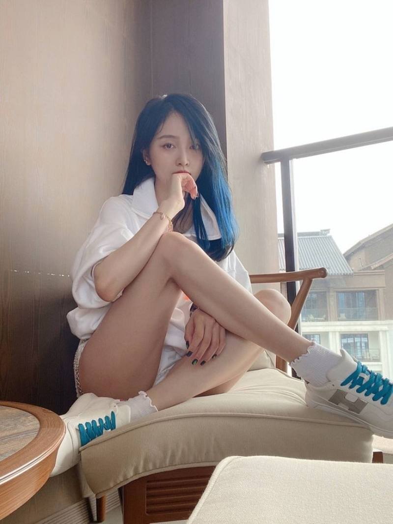 Ảnh gái xinh Trung Quốc mặc quần ngắn khoe chân dài ngồi trên ghế