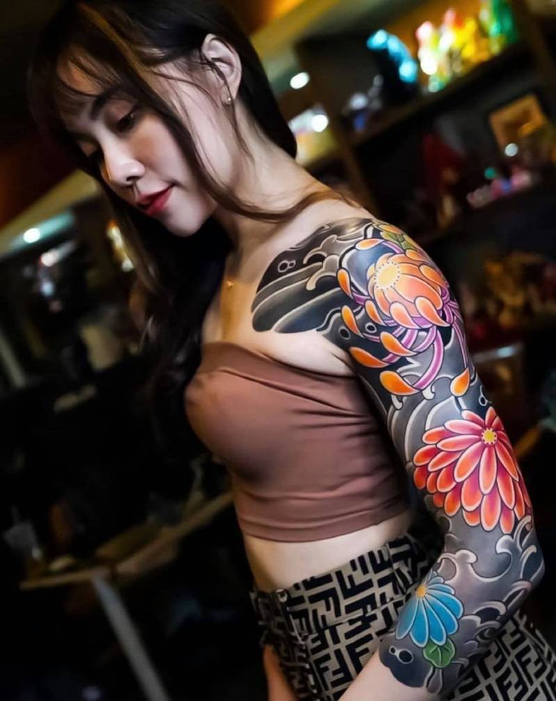 Gái xăm hình kín tay mặc croptop nâu