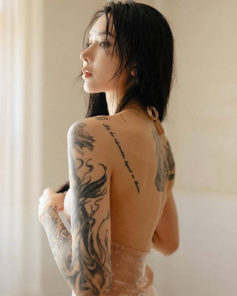 Gái xăm hình đứng quay người khoe lưng