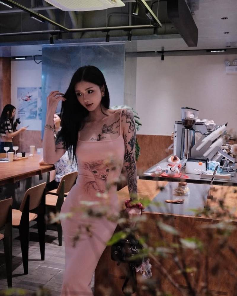 Gái xăm hình mặc đầm bó sát trong quán cà phê