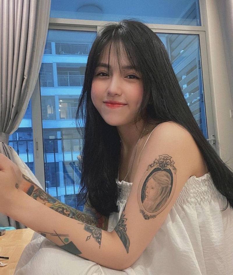 Gái xăm hình trên tay cười nhẹ