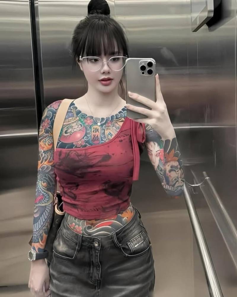 Gái xăm hình kín người chụp ảnh khoe dáng trong thang máy