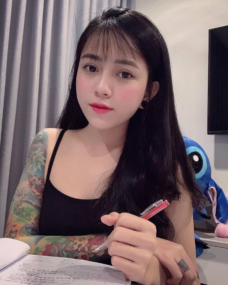 Gái xăm hình kín tay ngồi học bài