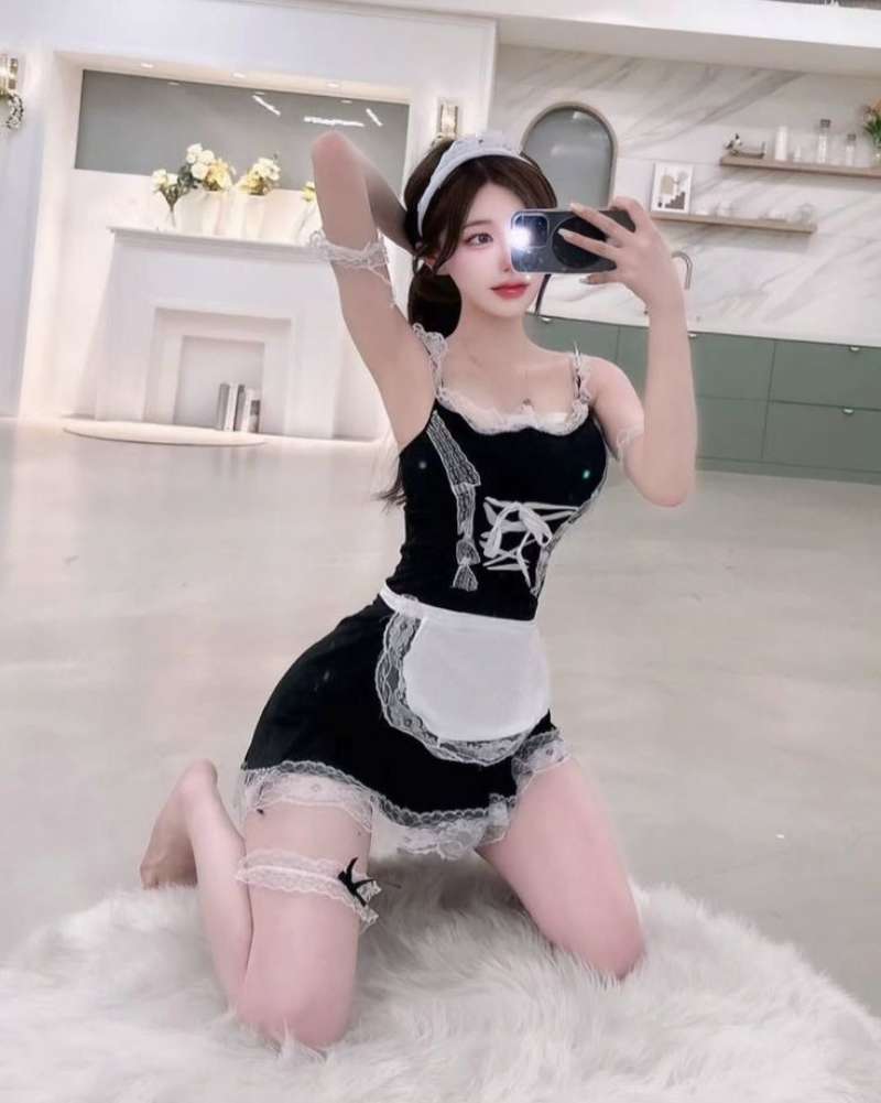 Gái xinh cosplay hầu gái quỳ trên sàn nhà chụp dáng bằng điện thoại Gái xinh cosplay hầu gái quỳ trên sàn nhà chụp dáng bằng điện thoại