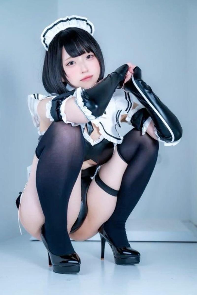 Gái xinh cosplay hầu gái sexy ngồi xổm khoe quần lót Gái xinh cosplay hầu gái sexy ngồi xổm khoe quần lót