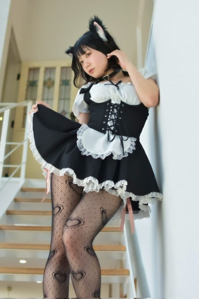 Gái xinh cosplay hầu gái đứng trên cầu thang Gái xinh cosplay hầu gái đứng trên cầu thang