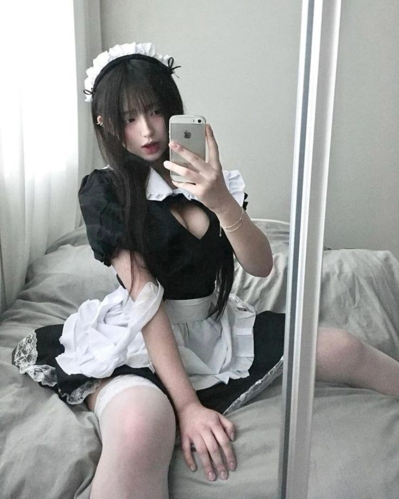 Gái cosplay người hầu ngồi dang chân trên giường chụp dáng bằng điện thoại Gái cosplay người hầu ngồi dang chân trên giường chụp dáng bằng điện thoại