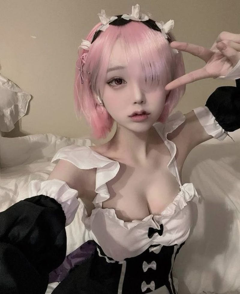 Gái cosplay người hầu vú to Gái cosplay người hầu vú to
