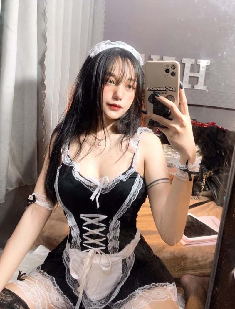 Gái xinh cosplay hầu gái chụp dáng bằng điện thoại trước gương Gái xinh cosplay hầu gái chụp dáng bằng điện thoại trước gương