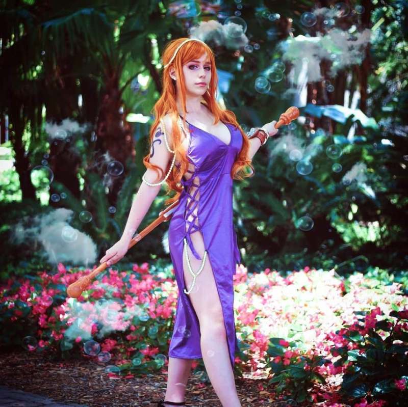 Cosplay Nami mặc đầm body tím cuốn hút Cosplay Nami mặc đầm body tím cuốn hút