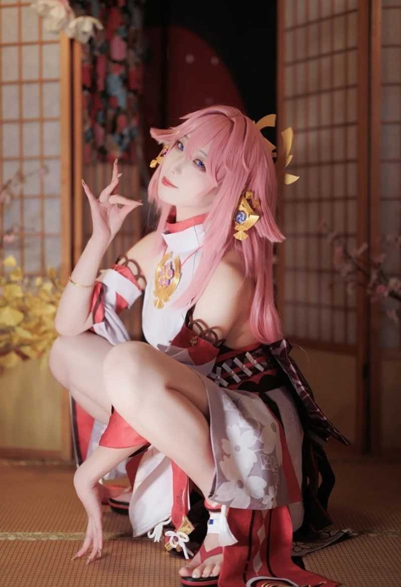 Cosplay Yae Miko ngồi xổm gợi cảm Cosplay Yae Miko ngồi xổm gợi cảm