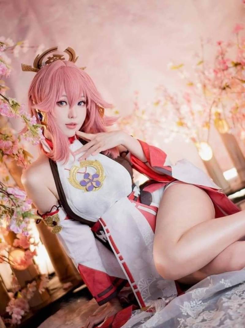 Cosplay Yae Miko ngồi sexy khoe đùi đẹp Cosplay Yae Miko ngồi sexy khoe đùi đẹp
