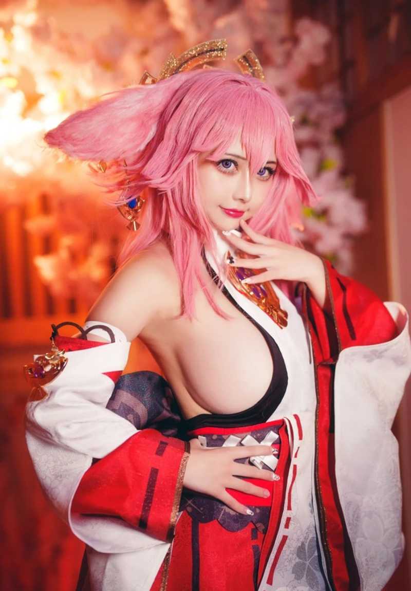 Cosplay Yae Miko lòi ngực to Cosplay Yae Miko lòi ngực to