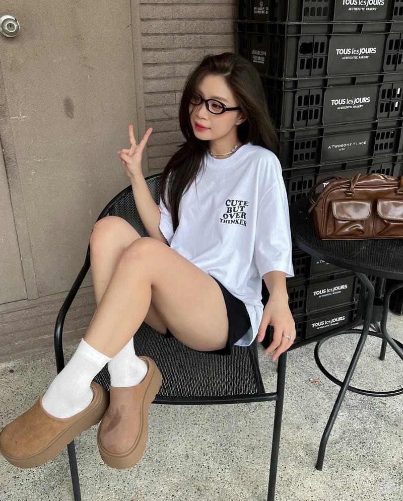 Gái đẹp 18 tuổi mặc áo thun trắng ngồi trên ghế Gái đẹp 18 tuổi mặc áo thun trắng ngồi trên ghế