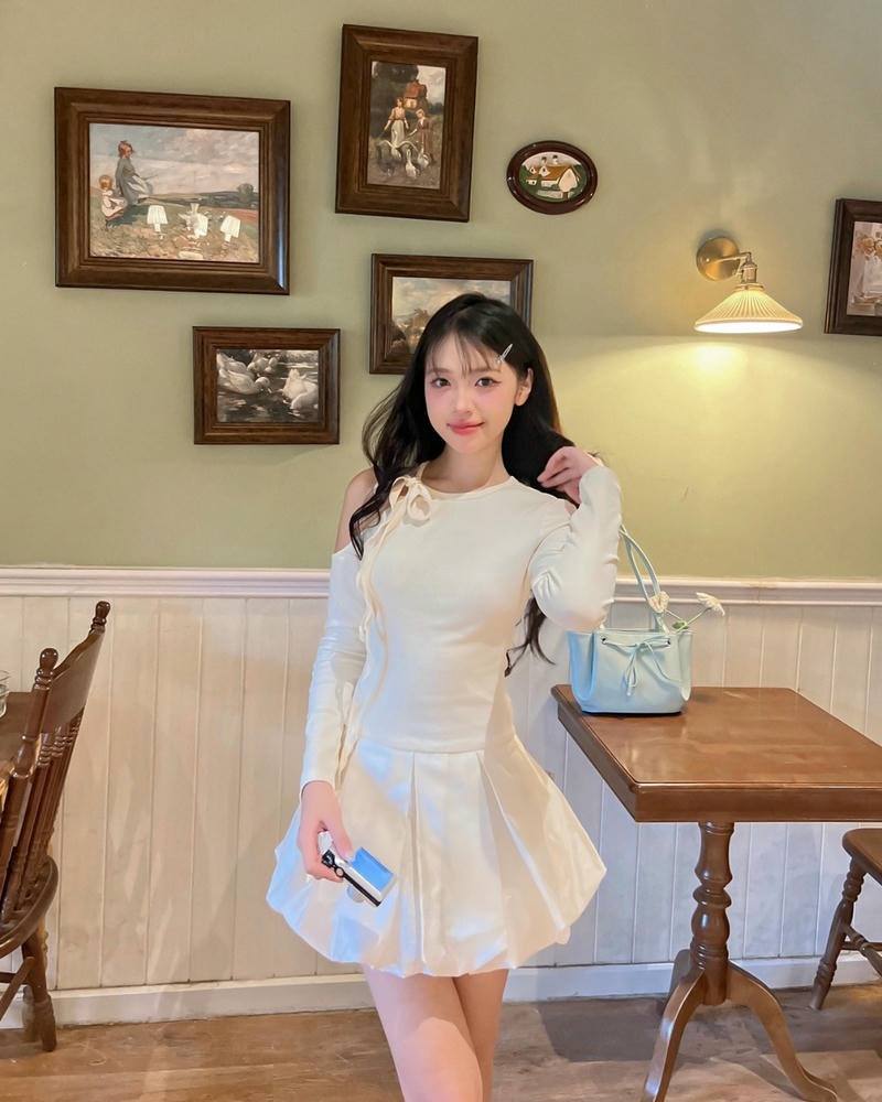 Gái đẹp 18 tuổi mặc váy ngắn đáng yêu Gái đẹp 18 tuổi mặc váy ngắn đáng yêu