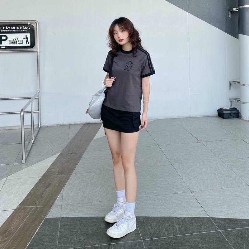 Gái đẹp 18 tuổi mặc áo thun quần đùi khoe chân nuột Gái đẹp 18 tuổi mặc áo thun quần đùi khoe chân nuột