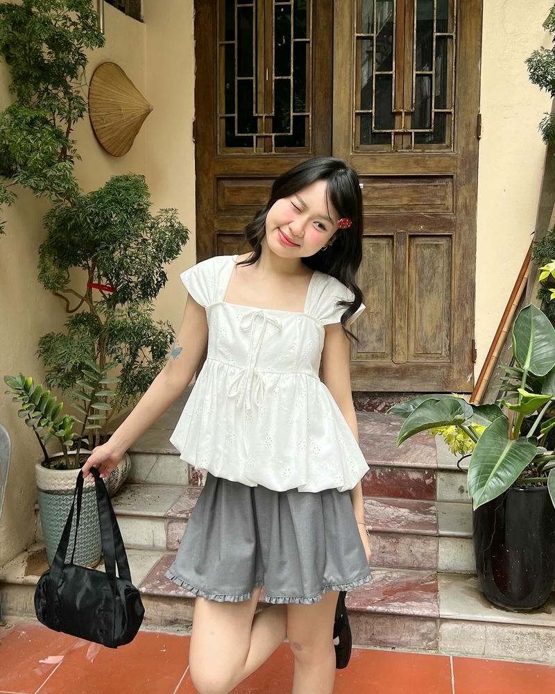 Gái đẹp 18 tuổi mặc quần ngắn đáng yêu Gái đẹp 18 tuổi mặc quần ngắn đáng yêu
