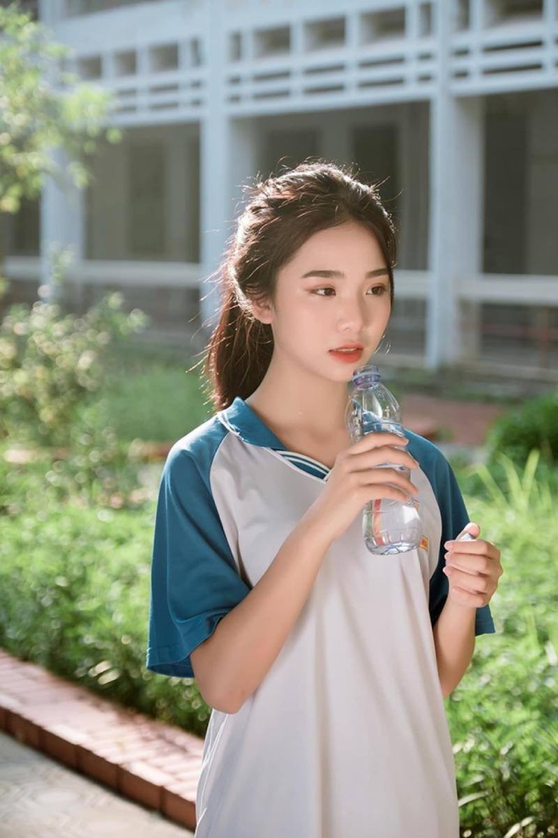 Gái đẹp 18 tuổi mặc áo thể dục cầm chai nước uống Gái đẹp 18 tuổi mặc áo thể dục cầm chai nước uống