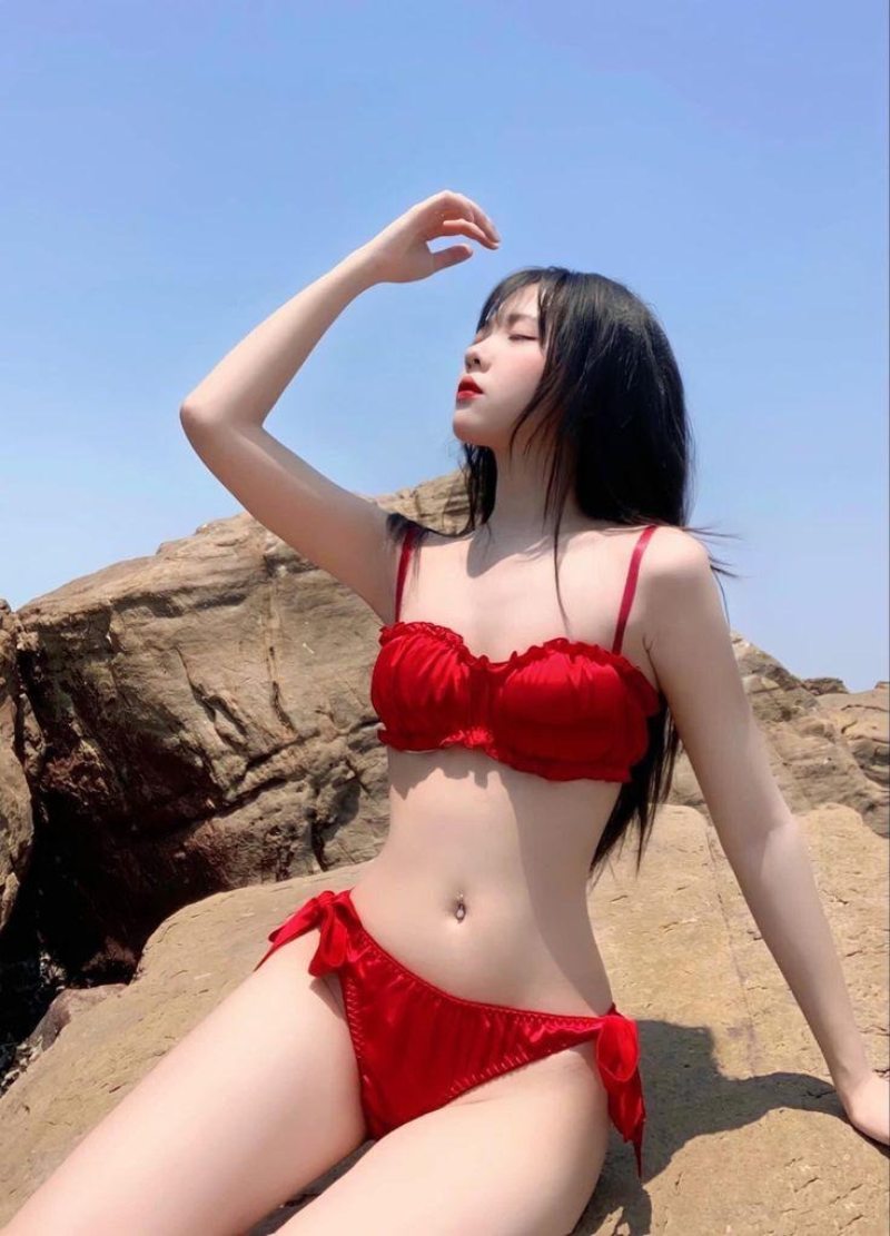 Gái đẹp 18 tuổi mặc bikini màu đỏ Gái đẹp 18 tuổi mặc bikini màu đỏ