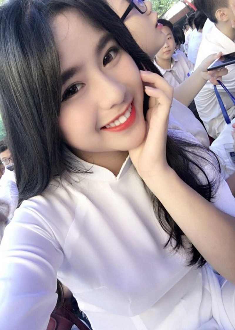 Gái đẹp 18 tuổi mặc áo dài cười duyên Gái đẹp 18 tuổi mặc áo dài cười duyên