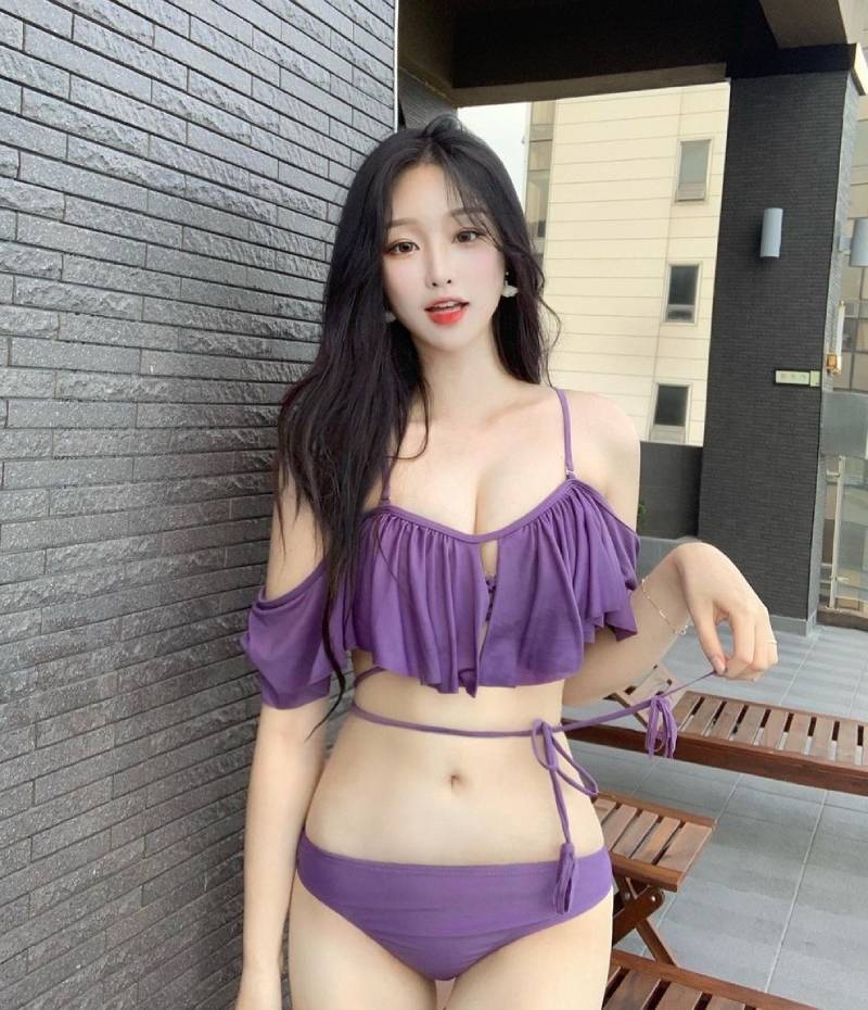 Gái Hàn Quốc sexy mặc bikini tím