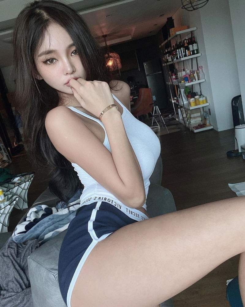 Gái Hàn Quốc sexy mặc quần ngắn khoe đùi nuột
