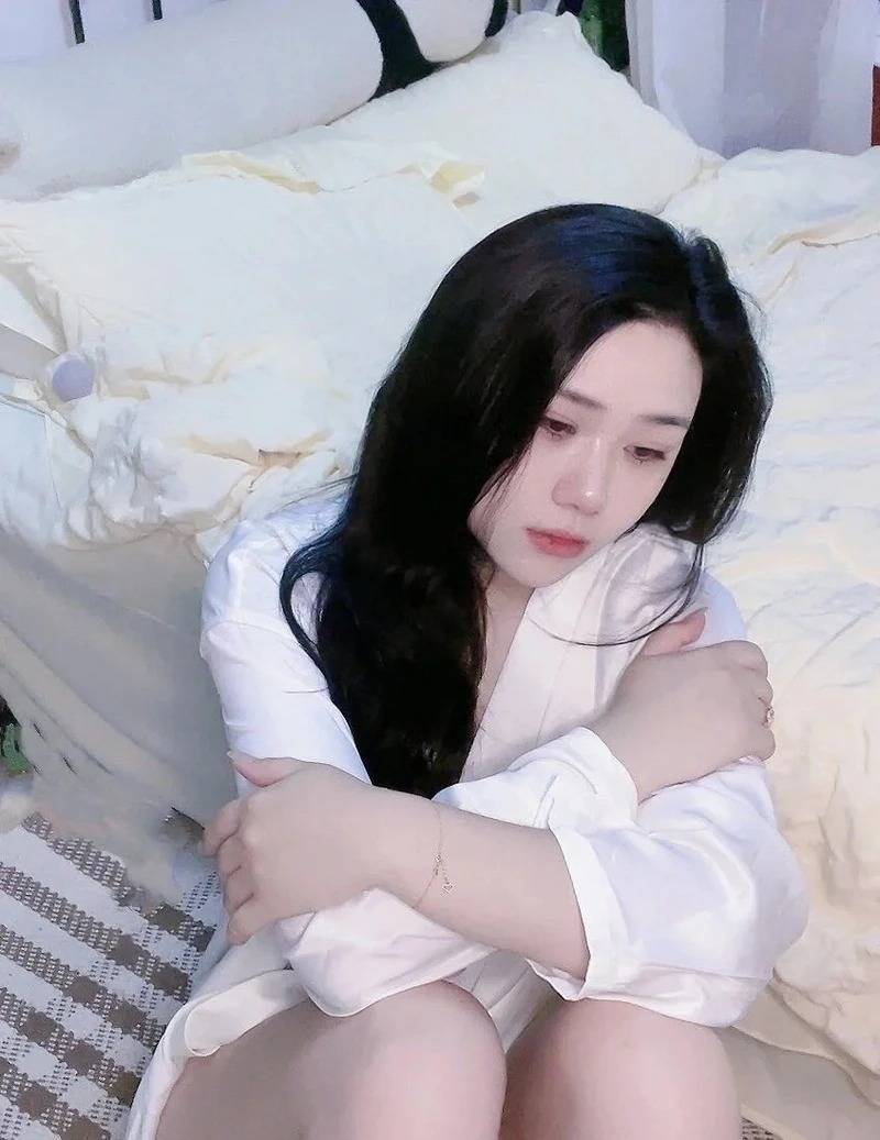 Gái xinh buồn cô đơn trong căn phòng Gái xinh buồn cô đơn trong căn phòng
