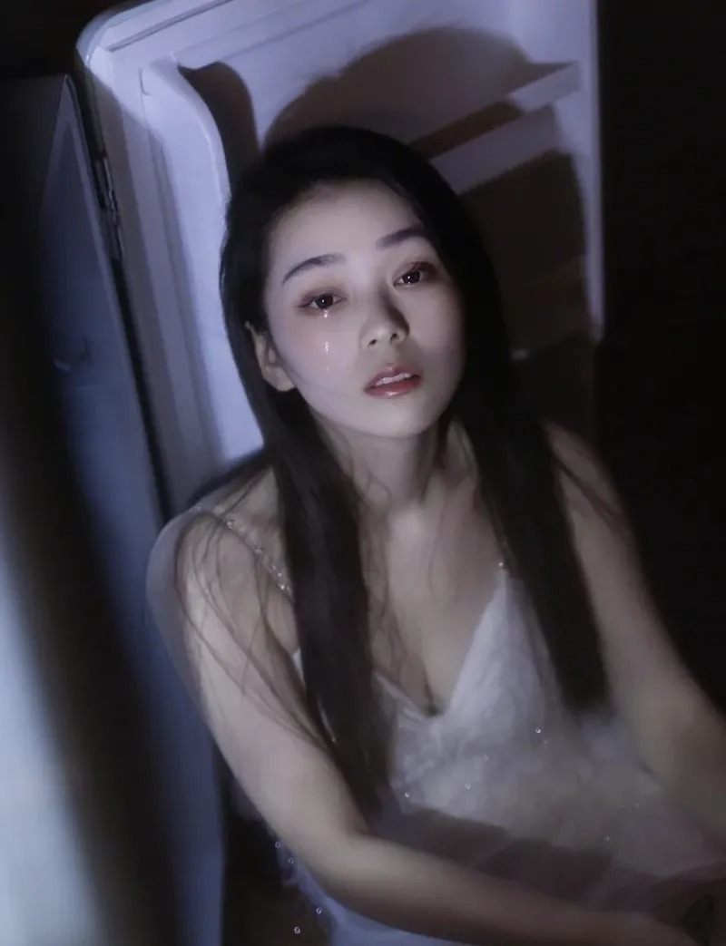 Gái xinh buồn đau đớn bên cánh cửa tủ lạnh Gái xinh buồn đau đớn bên cánh cửa tủ lạnh