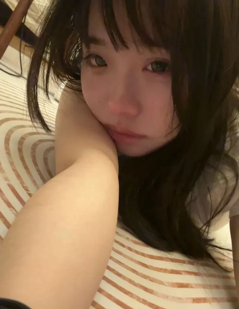 Gái xinh buồn nặng nề nằm trên sàn Gái xinh buồn nặng nề nằm trên sàn