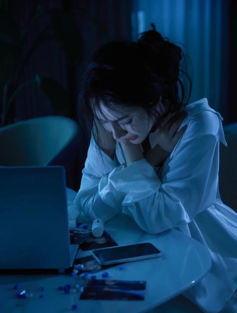 Gái xinh buồn ngồi khóc trong đêm tối Gái xinh buồn ngồi khóc trong đêm tối