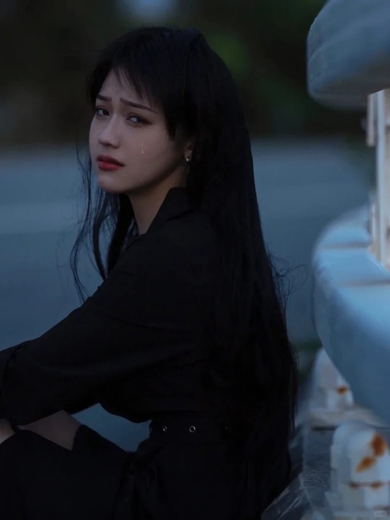 Gái xinh buồn ngồi khóc một mình Gái xinh buồn ngồi khóc một mình
