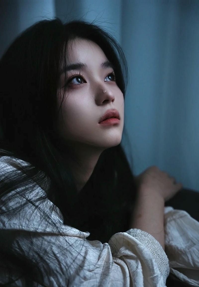 Gái xinh buồn ngồi khóc suy tư Gái xinh buồn ngồi khóc suy tư