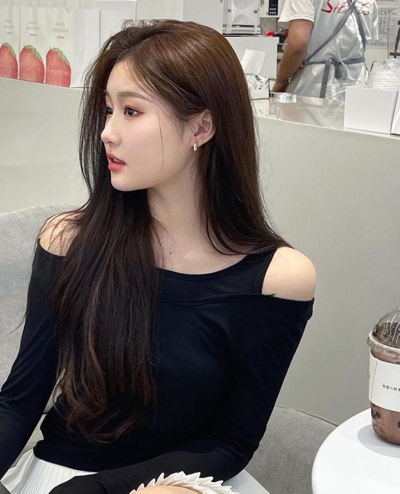 Gái xinh Hàn Quốc ngồi trong quán cà phê Gái xinh Hàn Quốc ngồi trong quán cà phê