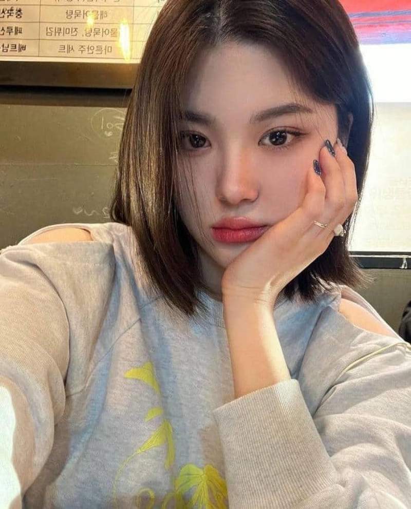 Gái xinh Hàn Quốc cute ngồi chống cằm Gái xinh Hàn Quốc cute ngồi chống cằm