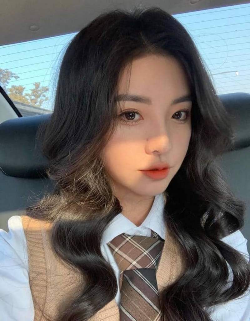 Gái xinh Hàn Quốc ngồi trong xe ô tô Gái xinh Hàn Quốc ngồi trong xe ô tô
