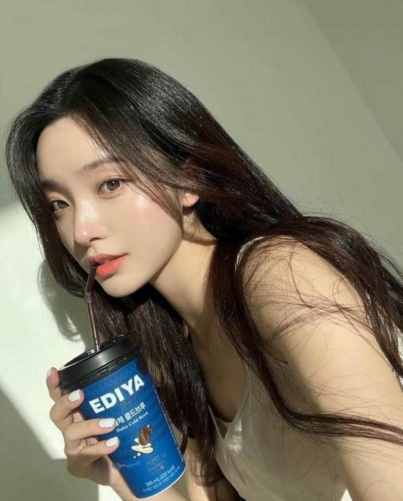 Gái xinh Hàn Quốc dễ thương cầm cốc nước Gái xinh Hàn Quốc dễ thương cầm cốc nước