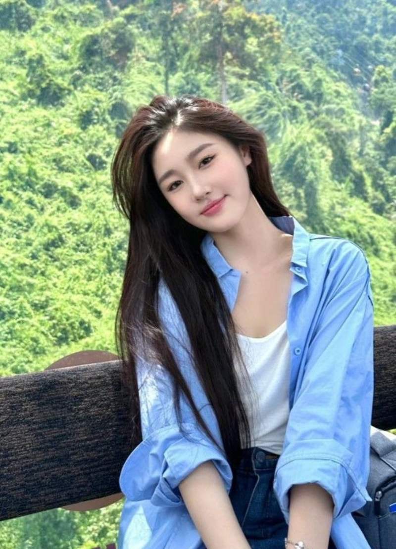 Gái xinh Hàn Quốc mặc áo sơ mi xanh Gái xinh Hàn Quốc mặc áo sơ mi xanh