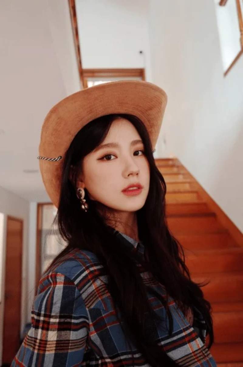 Gái xinh Hàn Quốc đội nón cao bồi đứng dưới cầu thang Gái xinh Hàn Quốc đội nón cao bồi đứng dưới cầu thang