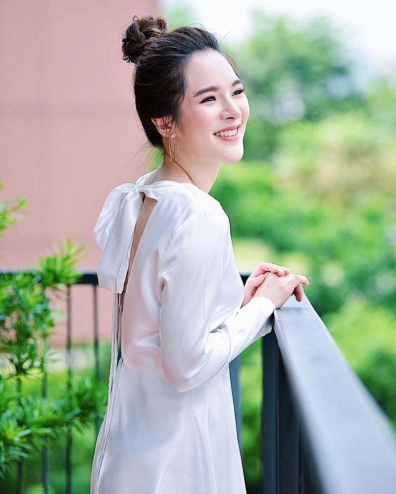 Gái xinh Thái Lan đứng bên lan can cười tươi Gái xinh Thái Lan đứng bên lan can cười tươi
